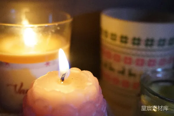 高清摄影 烛光下的宁静时光