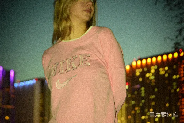 高清摄影 夜晚城市中的粉色Nike运动衫