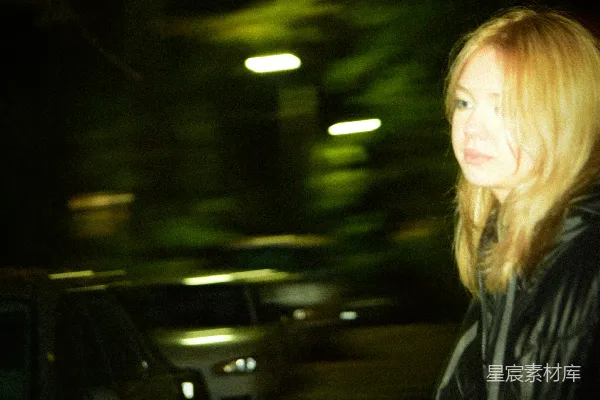 高清摄影 夜晚的车与女孩