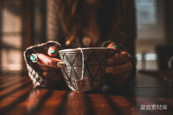 高清摄影 手握茶杯的温暖时光