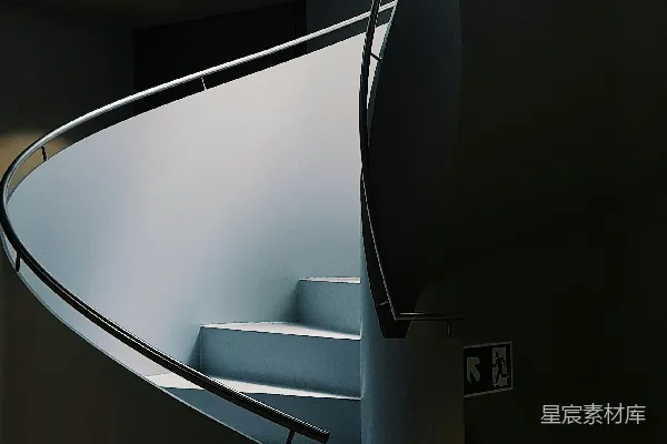 高清摄影 螺旋楼梯的光影交错