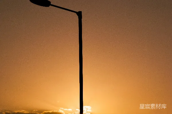 高清摄影 夕阳下的路灯剪影