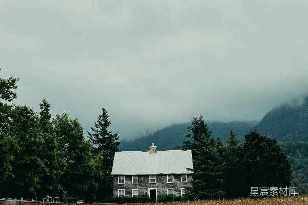 高清摄影 雾中静谧的乡间小屋