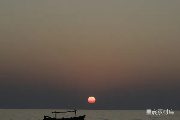 高清摄影 夕阳下的渔船