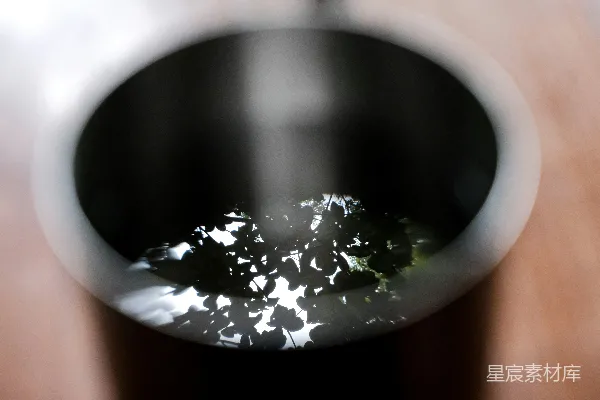 高清摄影 透过茶杯的树影