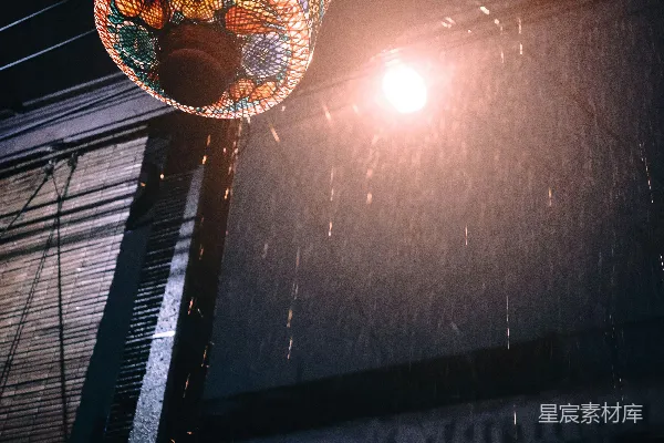 高清摄影 雨夜下的传统灯笼