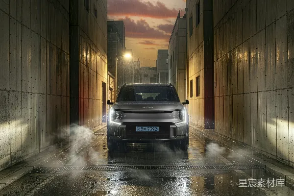 高清摄影 雨夜中的现代SUV