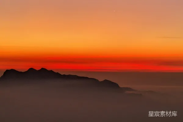 高清摄影 晨曦中的山峦与新月