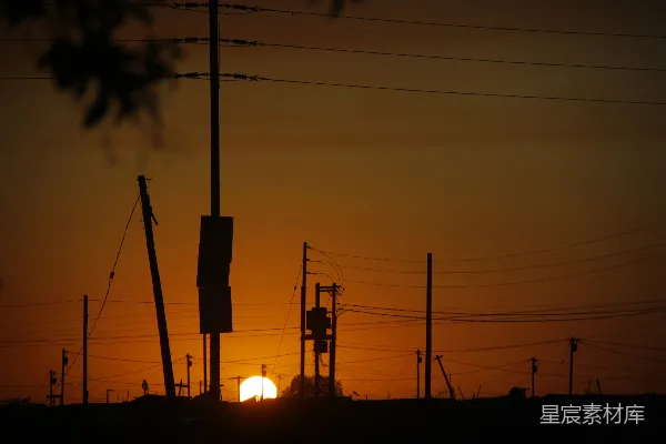 高清摄影 夕阳下的电线杆剪影