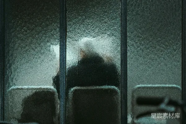 高清摄影 雨夜中的公交车站