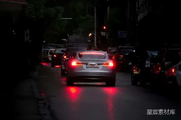 高清摄影 雨夜街道上的车流