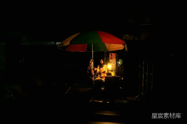 高清摄影 夜市摊位下的光与影