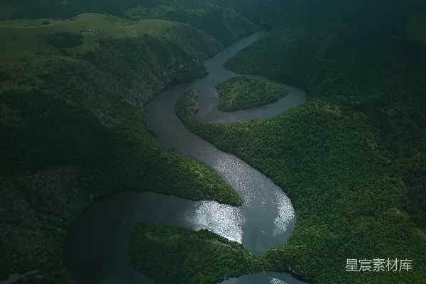 高清摄影 蜿蜒河流的自然美景