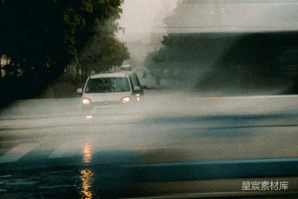 高清摄影 雨夜行驶的街头