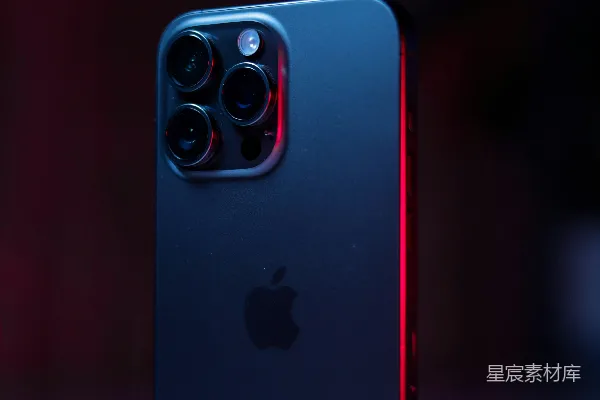 高清摄影 苹果iPhone 13 Pro Max的后置摄像头