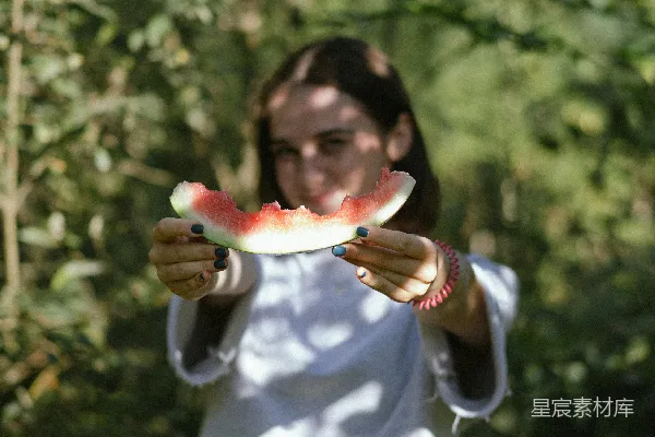 高清摄影 夏日清凉：森林中的西瓜女孩