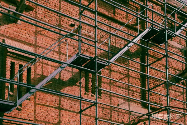 高清摄影 红砖墙与脚手架的建筑工地