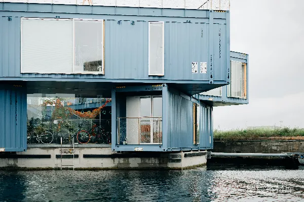 高清摄影 集装箱建造的水上住宅