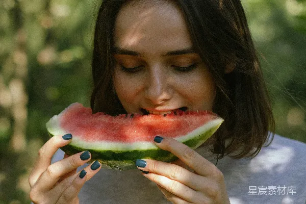 高清摄影 夏日甜蜜：在森林中享受西瓜