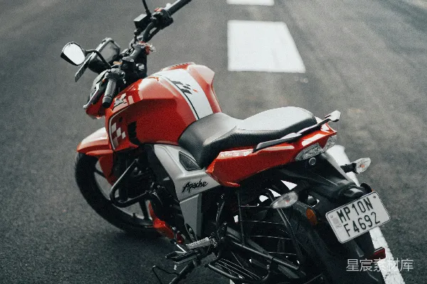 高清摄影 红色摩托车停在雾蒙蒙的公路上