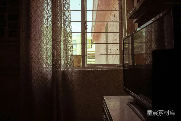 高清摄影 昏暗的房间与窗外的阳光