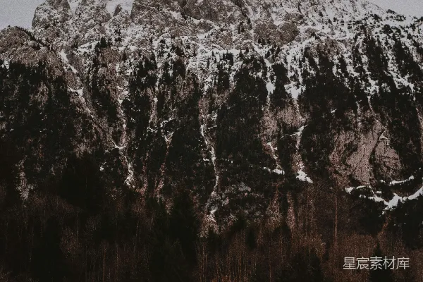 高清摄影 雪覆山巅的静谧之美