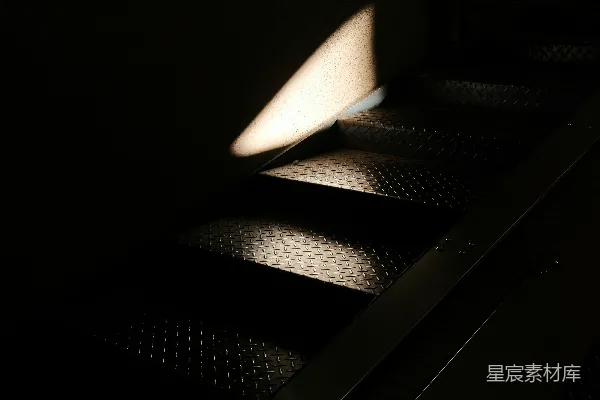 高清摄影 光影交错的楼梯