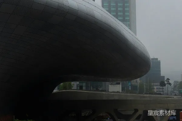 高清摄影 现代建筑与雨中行人
