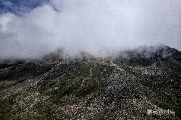 高清摄影 云雾缭绕的山峰