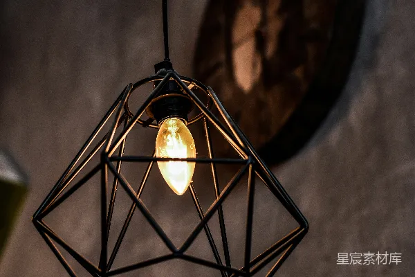 高清摄影 几何吊灯与复古时钟