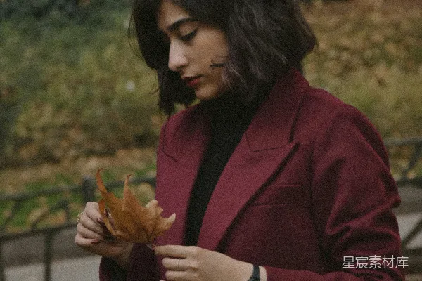 高清摄影 秋日漫步：红衣女子与落叶