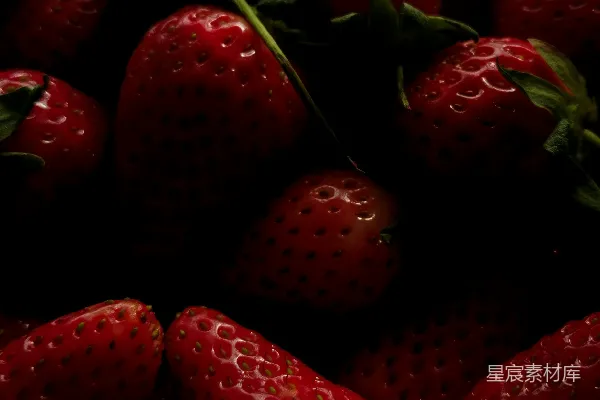 高清摄影 草莓特写：夜幕下的甜蜜