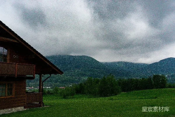 高清摄影 雨后宁静的山间木屋