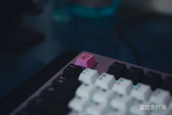 高清摄影 粉色键帽的机械键盘