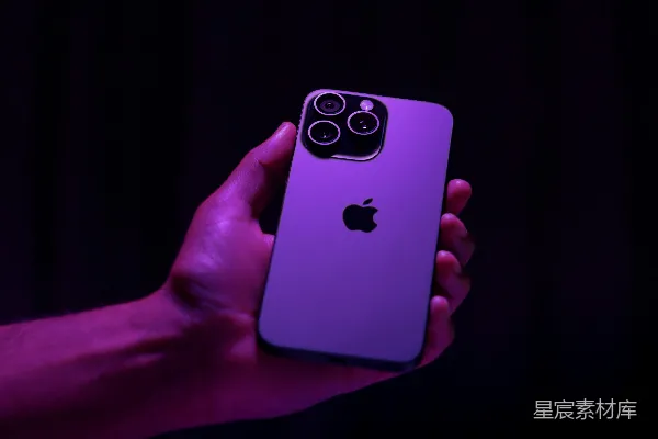 高清摄影 手持紫色iPhone的神秘夜晚