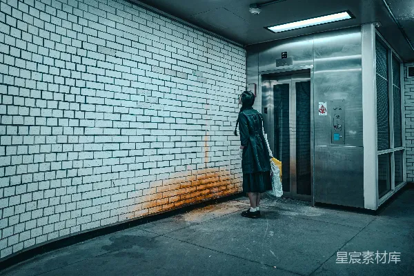 高清摄影 等待电梯的独行者