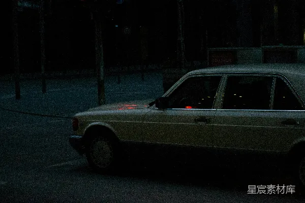 高清摄影 夜色中的复古轿车