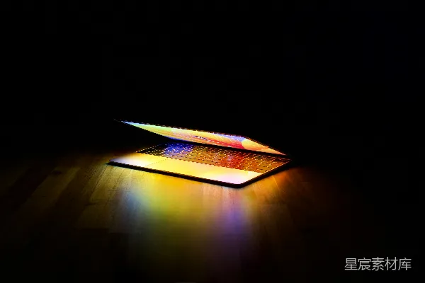 高清摄影 光影中的笔记本电脑