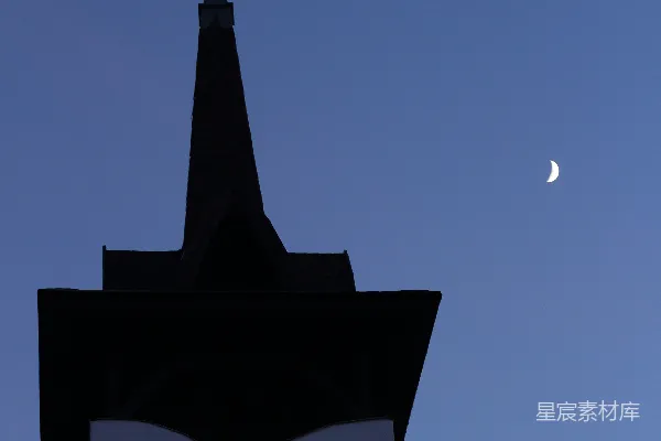 高清摄影 教堂尖塔与新月