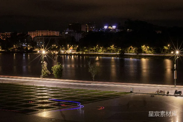 高清摄影 城市夜景中的河畔灯光