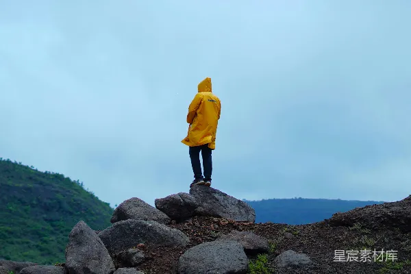 高清摄影 雨中独行者