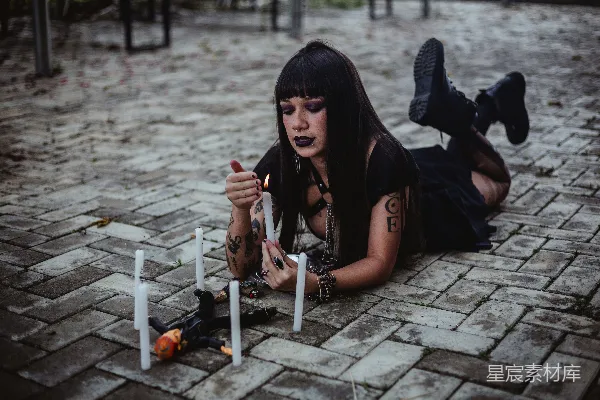 高清摄影 点燃蜡烛的神秘女性