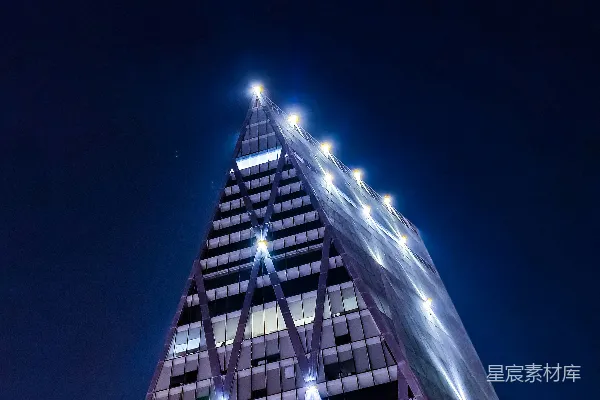 高清摄影 夜空下的金字塔大楼