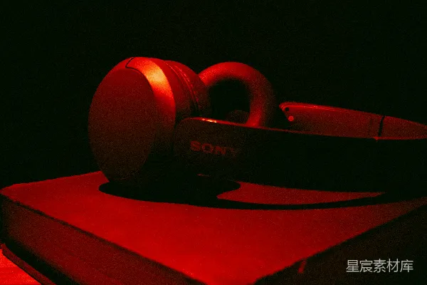 高清摄影 Sony耳机的红色光影