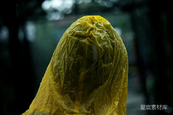 高清摄影 雨中黄衣人