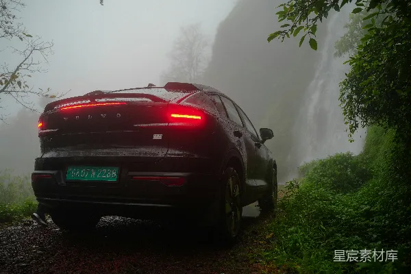 高清摄影 雨中的瀑布与SUV