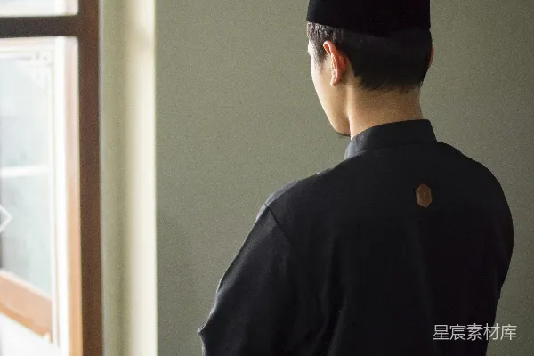 高清摄影 黑衣男子望窗