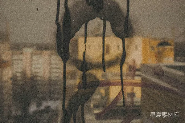 高清摄影 城市中的剪影：黑色液体滴落的倒影