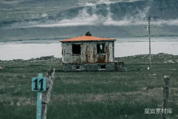 高清摄影 荒凉的湖边小屋