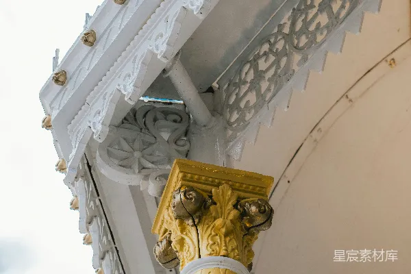 高清摄影 白色建筑上的金色柱头